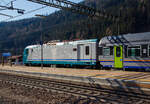 Die Trenitalia E 464.359 (91 83 2464 359-5 I-TI), eine Elektrolokomotive mit Mehrzweck-/Gepäckabteil vom Typ Bombardier TRAXX P160 DCP, am 28 März 2022 als Schublok vom Trenitalia