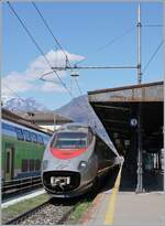 Geduldig wartet der FS Trenitalia ETR 610 003 in Domodossola als EC 142 Domodossola - Genève auf  die Abfahrt.