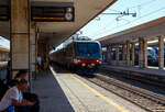 Im Sandwich zweier E.464 (geführt von der E.464.217, geschoben von der E.464.338) erreicht der Trenitalia InterCity Notte ICN 1959, von Roma Termini nach Syrakus (Siracusa), am 18 Juli 2022