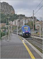 Ein FS Trenitalia HTR 412  Blues  ist als R 5361 von Messina nach Palermo unterwegs und erreicht Cefalù. 

6. März 2026