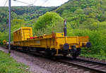 Der Schutzwagen 99 81 9377 004-2 A-RTS zum Kirow-Gleisbaukran KRC 1200 der �sterreichischen Bahnbaufirma Swietelsky Baugesellschaft mbH (Fischamend-Steg) ist am 14.05.2016 in Kautenbach (Luxemburg)