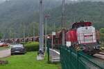 CFL DE 18 310 steht mit gefüllten Schotterwagen der Gattung Uads am Bahnsteig in Drauffelt.