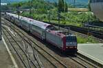 Lok 4001 kommt mit ihrem Zug aus Esch Alzette in den Bahnhof Belval Université eingefahren.