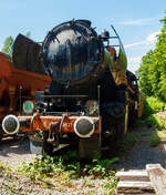 Damals (am 16 Juni 2013) leider einem sehr schlechten Zustand präsentierte sich die bei der AMTF - Association des Musée et Tourisme Ferroviaires a.s.b.l. (Train 1900) in Fond-de-Gras abgestellte CLF 5621 der SSMN - Service des Sites et Monuments Nationaux.

Die Lok wurde 1943 von der Krauss-Maffei AG in München-Allach, als Kriegsdampflokomotive 1 (KDL 1) unter der Fabriknummer 16630 gebaut und als 52 3504 an die DRB (Deutsche Reichsbahn) geliefert. Nach dem 2. Weltkrieg verblieb sie in Österreich und wurde so zur ÖStB 52.3504 (Österreichische Staatseisenbahn) und ab August 1947 zur ÖBB 52.3504 (Österreichische Bundesbahnen). 1978 wurde die Lok durch die Vereinigung GAR - Groupement des Amis du Rail von der ÖBB übernommen. Nach ihrem Verkauf an die GAR wurde die Lok über mehrere Tage von Wien-Nord in das Bahnbetriebswerk Luxembourg überführt. Am 9.September 1978 wurde mit Hilfe der 215 072 die letzte Etappe von Ulm über Lauda und Mainz nach Luxemburg absolviert. Am 16. August 1980 wurde die Lok nach langer Abstellzeit wieder in Betrieb genommen. Nach der betriebsfähigen Aufarbeitung kam die Lok vom 6. September 1980 bis April 1981 vor Museumszügen bei der Chemin de Fer des Trois Vallées in Mariembourg (Belgien) zum Einsatz. Anschließend war die Lok von Mai 1982 bis Oktober 1984 bei der Merzig-Büschfelder Eisenbahn im Saarland im Einsatz. Schlussendlich wurde die Lok im Oktober 1984 nach Luxembourg rücküberführt, da die Revisionsfristen abgelaufen waren und die Lok aus dem Betrieb genommen wurden. Seither ist die Lok im Depot Luxembourg kalt abgestellt. 2004 wurde die Lok an die Service des Sites et Monuments Nationaux abgegeben. Eine Wiederinbetriebnahme der Lok ist auch in absehbarer Zukunft nicht vorgesehen. Von 2012 bis März 2021 stand die Lok im Depot der Vereinigung  Train 1900  in Fond-de-Gras. Am 26.März 2021 wurde die Lok von Fond-de-Gras nach Pétange in die Neubauhalle der SSMN - Service des Sites et Monuments Nationaux überführt. Hier wird sie wohl nun wieder etwas aufgearbeitet.
