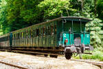 Der dreiachsiger Abteilwagen der zweiten Klasse mit einer Plattform AMTF 94539, ex SNCB/NMBS C 96539 der belgischen Staatseisenbahnen, der AMTF - Association des Musée et Tourisme Ferroviaires a.s.b.l. (Train 1900), eingereiht im Zugverband am 16 Juni 2013 im Industrie- und Eisenbahnpark Fond-de-Gras, hier beim Haltepunkt Fussbesch.

Der belgische Personenwagen vom Type GCI (Grande Capacité et Intercirculation / Große Kapazität mit Durchgang) wurde 1908 von Charles Allard in Chatelineau ein Stadtteil von Châtelet im Südwesten von Belgien (Wallonien) gebaut und an die belgischen Staatseisenbahnen geliefert. Die GCI-Wagen waren bis Mitte der 1960er im Einsatz. Im Jahre 1973 wurde er von der AMTF Train 1900 käuflich erworben. Dieser Wagen, sowie der ex SNCB B94544 der AMTF, wurde ebenfalls bei der SNCB als ein „3te Klasse“ Wagen ausgeliefert. Aus praktischen Gründen seitens AMTF Train 1900 wurde der Waggon auf eine 2te Klasse umgezeichnet. Die Inneneinrichtung blieb dabei unverändert. Dieser Wagen auf einer Stirnseite eine offene außen Plattform.

Dieser Reisezugwagen ist mit einem seitlichen Gang versehen um in die unterschiedlichen Abteile zu gelangen und endet an den Stirnseiten mit einer Tür. An den beiden Stirnseiten befinden sich Übergangsbrücken. Die Übergänge waren aber nur für das Zugpersonal bestimmt. Diese Wagen bekamen die Bezeichnung GCI, wobei das I für  Intercirkulation  stand, also die Verbindung der Wagen und die Korridore, sodass das Personal sozusagen zirkulieren konnte. Der Wagen hat zwar auch noch die durchgehenden Trittbretter und die waagerechten Geländer, diese wurden aber nicht mehr verwendet, da es viele Unfälle geben hatte.

Zwischen 1889 und 1921 wurden von acht verschiedenen belgischen Wagenbaufirmen insgesamt 2876 GC bzw. CGI Wagen für die belgische Staatsbahn gebaut. Die meisten GC-Wagen (ohne Seitengang) wurden noch vor dem zweiten Weltkrieg außer Dienst gestellt, die GCI-Wagen waren bis Mitte der 1960er im Einsatz. Diese Wagen bestimmten somit für viele Jahrzehnte das Bild des Personenverkehres bei der Bahn in Belgien.

TECHNISCHE DATEN:
Baujahr: 1908 
Hersteller: Charles Allard in Chatelineau
Spurweite: 1.435 mm (Normalspur)
Anzahl der Achen: 3
Länge über Puffer: 15.300 mm
Achsstand: 2 x 4.550 mm
Laufraddurchmesser: 1.010 mm (neu)
Breite: 3.100 mm
Höhe über SOK: 3.492 mm
Höchstgeschwindigkeit: 80 km/h
Dienstgewicht: 21 t
Sitzplätze: 64 (Holzbänke)