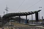 Die momentane Endhaltestelle „Lux Expo“ am 16.12.2020, leider wegen einer Bürgersteigbaustelle nicht besser aufzunehmen, dort wo im Hintergrund die Verdeckte Tram zu sehen ist