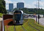 Stra�enbahn 111, kommt vom Kirchberg her �ber die Rote Br�cke und erklimmt eine kleine Steigung kurz vor der Haltestelle Theater in der Stadt Luxemburg. 07.07.2021