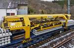 Schwellentransportschlitten 2, nimmt dann die ausgebauten Schwellen in der Mitte des Zuges auf, f�hrt damit bis ans Ende des Zuges stapelt diese dort auf die leeren G�terwagen ab.