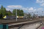 Kaum waren wir aus dem Zug der Museumsbahn  Train 1900  in P�tange ausgestiegen, fuhr auch schon die SNCB HLE 1325 mit einem G�terzug durch den Bahnhof von P�tange.