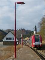 Ton in Ton mit der Bahnsteigslampe in  Michelau pr�sentierte sich am 21.02.2013 die Computermaus Z 2223, als sie als RB 3240 Wiltz - Luxembourg die Haltestelle Michelau verliess.