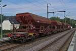 CFL DE 18 310, steht mit einigen mit Schotter gefüllten Güterwagen der Gattung Uads, im Bahnhof von Wilwerwiltz. 25.08.2023  