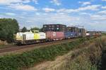 Am 15 Juli 2022 schleppt CapTrain 203-104 ein KLV durch Tilburg-Reeshof.