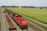 HENK, auch 6438 genannt, treft am 27 April 2026 mit ein Ganzzug aus Moerdijk in Lage Zwaluwe ein und wird vom Bahnhofsbrücke fotografiert.