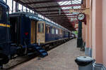 Der Personenwagen NL-NS 61 84 89-30 001-1 (Sr 9) Salonwagen Königin Juliana vom königlichen Zug „Koninklijke Trein“ (Hofzug) am 24. Juni 2025 im Het Spoorwegmuseum (bis 2005 NSM - Nederlands Spoorwegmuseum / Niederländischen Eisenbahnmuseum) in Utrecht im ehemaligen Bahnhof Maliebaan. Sr steht für Salonrijtuig in Deutsch Salonwagen.

Der Wagen wurde 1933 von Werkspoor NV in Utrecht gebaut und als 1./2. Klasse Personenwagen AB 7546 an die NS geliefert, 1952 wurde er zum AB 7544 umgezeichnet. Als Ersatz für den alten Salonwagen Sr 7 (ehemals ein Wagen der CIWL - Compagnie Internationale des Wagons-Lits), wurde der AB 7544 Allan in Rotterdam (Allan & Co´s Koninklijke Nederlandsche Fabrieken van Meubelen en Spoorwegmaterieel N.V.) im Auftrag der niederländischen Regierung zum Salonwagen Sr 9 für Königin Juliana umgebaut. Sowohl die Königin als auch die Prinzessinnen Beatrix, Irene, Margriet und Christina nutzten diesen Wagen. 1967 erhielt er die Nummer 61 84 89-40 001-9 gemäß dem einheitlichen Kodierungssystem, wie die anderen Wagen des königlichen Zuges besaß auch der Sr 9 eine europäische Zulassung. Im Jahr seiner Außerdienststellung 1993 wurde diese Nummer in 61 84 89-30 001-7 geändert und kam 1994 ins Eisenbahnmuseum.

Der Wagen verfügt über einen Empfangsraum, ein Wohn- und Schlafzimmer, zwei Schlafzimmer für die begleitenden Hofdamen, ein Badezimmer, eine Küche und ein Abteil für den Zugbegleiter. Der Wagen wurde speziell für die sehbehinderte Prinzessin Marijke (heute Prinzessin Christina) umgebaut. Wie die anderen Wagen des königlichen Zuges besaß auch der Sr 9 eine europäische Zulassung. In den Niederlanden wurde er üblicherweise als zusätzlicher Zug zusammen mit Prinz Bernhards Salonwagen Sr 8 und dem Gepäckwagen D6 gefahren und anschließend im Ausland meist an einen D-Zug gekoppelt. In seinen späteren Jahren wurde der Wagen auch einzeln eingesetzt.

TECHNISCHE DATEN:
Baujahr: 1933 (Umbau 1956)
Spurweite: 1.435 mm (Normalspur)
Achsen: 4 (in 2 Drehgestellen)
Achsfolge:	2'2'
Länge über Puffer: 21.800 mm
Drehzapfenabstand: 15.000 mm
Achsabstand im Drehgestell: 3.000 mm
Leergewicht: 55.000 kg
Höchstgeschwindigkeit: 140 km/h
Bremse: O-P-R
