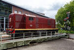 Die Dieselelektrische Lokomotive NS № 2498 der NS-Serie (Baureihe) 2400 am 24 Juni 2025 auf der Drehscheibe im Het Spoorwegmuseum (bis 2005 NSM - Nederlands Spoorwegmuseum / Niederländischen Eisenbahnmuseum) in Utrecht im ehemaligen Bahnhof Maliebaanstation.

Die NS-Baureihe 2400 (2401 – 2530) ist eine Reihe von 130 Stück der leichteren Version dieselelektrischer Lokomotiven, die zwischen 1954 und 1991 von der NS - Nederlandse Spoorwegen (Niederländischen Staatsbahnen, heute Niederländische Eisenbahnen AG), für den Güterverkehr auf Nebenstrecken, eingesetzt wurden. Gebaut wurden die Loks zwischen 1954-1957 (diese 1956) von Alsthom in Belfort in Frankreich. 

Anfang der 1950er Jahre entschied die NS, dass die verbleibenden Dampflokomotiven innerhalb weniger Jahre ersetzt werden müssten. Zu diesem Zweck wurden 280 Diesellokomotiven bestellt, die, aufgeteilt auf die Baureihen NS 2200 und die leichtere NS 2400, dazu beitrugen, dass im Januar 1958 die letzte Dampflokomotive außer Betrieb genommen werden konnte. 

Es wurden Lokomotiven in bewährter Bauart angeschafft. 130 Lokomotiven (Baureihe 2400) wurden bei Alsthom in Frankreich bestellt und weitere 150 Lokomotiven amerikanischer Bauart (Baureihe 2200) bei verschiedenen Herstellern in den Niederlanden und Frankreich.

Die Serie 2400 wurde nicht speziell für die NS entwickelt. Lokomotiven dieses Modells wurden bereits in den 1950er Jahren von Alsthom im französischen Belfort an Eisenbahnen in den damaligen französischen Kolonien und in eine Reihe anderer Länder geliefert. Die 2401-2530 wurden zwischen 1954 und 1957 gebaut. Im gleichen Zeitraum wurde auch die Serie 2200 ausgeliefert.

Von 1954 bis 1991 verkehrten sie von Zwolle im Norden des Landes aus, zunächst auch für Personenzüge, später nur noch für Güterzüge. 1976 wurden sieben Lokomotiven an den Bauunternehmer Volkers für den Bau eines Handelshafens in Saudi-Arabien verkauft. Ab 1980 befanden sich alle 113 verbliebenen Lokomotiven im Depot in Zwolle. Die Lokomotiven konnten auch in Mehrfachtraktion verkehren, zunächst mit zwei Lokomotiven, ab 1970 waren jedoch auch drei Lokomotiven üblich.

In den Jahren 1982 und 1983 wurden die ersten 22 Lokomotiven wegen abgelaufener Überholungsfrist ausgemustert, darunter auch die 2498. Die restlichen folgten von 1987 bis 1991. Im Jahr 1985 wurde die 2498 für die Aufstellung im NINT in Amsterdam (Nemo Science Museum Amsterdam) vorbereitet, die Lokomotive war jedoch noch immer eine Nummer zu groß.

Am 10. Dezember 1987 wurde die 2498 dem Nederlands Spoorwegmuseum übergeben. 1992 wurde die Lokomotive in Tilburg wieder mit einer Motoranlage ausgestattet, die nach ihrer Abstellung entfernt worden war. Schließlich ging der 2498 Anfang 2009 zurück zum Überholungsbetrieb nach Tilburg, um braun neu lackiert zu werden. Die Lokomotive ist jedoch nicht im Betrieb.

Die 2530 „Bisschop“ (Bischof):
Da die Sicht aus dem Führerstand einer 2400 insbesondere im Zugbetrieb nicht besonders gut war, wurde die letzte, 1957 ausgelieferte Lokomotive probeweise mit niedrigeren Motorhauben und einem anderen (Mittel-)Führerstand ausgestattet. Der Führerstand ist höher und länger und bietet besseren Komfort und bessere Sicht als bei den Serienmodelle. Die 2530 wurde in einer anderen Farbe in Dienst gestellt: Lila mit schwarzem Fahrgestell, was der Lokomotive den Spitznamen „der Bischof“ einbrachte. Diese besondere Farbe wurde von der Frau des Präsidenten der NS Franciscus Querien (Frans) den Hollander ausgewählt. Im Jahr 1963 erhielt die Lokomotive, wie auch die übrige Serie, einen rotbraunen Anstrich. Der Lokführer hat tatsächlich eine viel bessere Sicht und aus diesem Grund wurde die Lokomotive oft an der Spitze von Arbeitszügen eingesetzt, insbesondere 1964 bis 1989 beim „Unkrautbekämpfungszug“. 

Allgemeiner Aufbau:
Alsthom baute die gesamte Lokomotive nach dem Aufbau einer Rangierlokomotive mit zwei Hauben, die den Motor und die verschiedenen Geräte umschließen und durch einen Führerstand mit der gleichen Höhe wie die Hauben getrennt sind.

Bei dem von SACM, Mulhouse (Société alsacienne de constructions mécaniques, früher auch Elsässische Maschinenbau-Gesellschaft Grafenstaden) gelieferten Motor handelt es sich um den Typ MGO V12. Es ist ein V12-Zylinder 4-Takt Dieselmotor mit Turbolader und Ladeluftkühler, diese Motoren kamen in Frankreich unter anderem in der CC 65000 und einigen BB 63500 zum Einsatz. Mit einer Leistung von 625 kW (850 PS) treibt der Dieselmotor einen Generator an, der die vier Fahrmotoren (einen für jede Achse) mit Gleichstrom mit einer Spannung von 1,5 kV versorgt. Die Lokomotiven mit einem Gesamtgewicht von 60 t sind auf 80 km/h begrenzt. Sie können in Mehrfacheinheiten aus zwei Lokomotiven eingesetzt werden, deren Anzahl auf drei und dann auf vier erhöht werden kann. Einige Lokomotiven sind mit einem dritten Spitzensignal ausgestattet, um den Betrieb auf den deutschen Grenzstrecken zu ermöglichen, wo diese Ausrüstung vorgeschrieben ist. Aufgrund der Bauweise der Lokomotive hat der Lokführer keine gute Sicht auf die Gleise. 

TECHNISCHE DATEN:
Hersteller: Alsthom, Belfort (Frankreich)
Gebaute Anzahl: 130 (NS 2401 bis 2530)
Baujahre: 1954–1957 
Ausmusterung: 1991
Spurweite: 1.435 mm (Normalspur)
Achsfolge: Bo'Bo'
Länge über Puffer: 12.520 mm (2530: 13,3 m)
Max. Breite: 2.900 mm
Höhe: 3.800 mm
Drehzapfenabstand: 6.800 mm
Achsabstand im Drehgestell: 2.400 mm
Treibraddurchmesser: 1.000 mm (neu)
Dienstgewicht: 60 t
Dieselmotor: SACM V12-Zylinder 4-Takt Dieselmotor mit Turbolader und Ladeluftkühler vom Typ MGO V12
Dieselmotorleistung: 625 kW (850 PS) bei 1.500 U/min.
Motorhubraum: 52 Liter (Ø 175 mm x 180 mm Hub)
Generator:  Alsthom GP 830 A mit einer Leistung von 672 kW (730 V, 920 A)
Fahrmotoren: 4 Stück Alsthom TA 637 VF (1,5 kV)
Leistung der Fahrmotoren: 4 x 168 kW = 672 kW 
Getriebeübersetzung: 15:78
Antrieb: SLM-Universalantrieb
Höchstgeschwindigkeit: 80 km/h 
Anfahrzugkraft: 161,8 kN
Max. Tankinhalt: 3.100 Liter 
Kleister befahrbarer Gleisbogen: R 80 m
