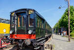 Der NS Mat ’24-Triebwagenzug (BD 9107, C 8553 und C 8104) „Blokkendozen“ (Kastendose) am 29 April 2025 im Het Spoorwegmuseum (bis 2005 NSM - Nederlands Spoorwegmuseum / Niederl�ndischen Eisenbahnmuseum) in Utrecht im ehemaligen Bahnhof Maliebaanstation. Ein Eisenbahnmuseum das zum Verweilen einl�dt. Hier im Vordergrund der Steuerwagen NS C 8104 (Ces) mit 88 Sitzpl�tzen der 3. Klasse und Durchgangsm�glichkeit, ex Triebwagen NS C 9411 (mCv).

Die NS-Baureihe Mat ’24 oder Materieel ’24 war eine (die erste) Serie von Elektrotriebz�gen, die von der NS - Nederlandse Spoorwegen (Niederl�ndischen Staatsbahnen, heute Niederl�ndische Eisenbahnen AG) ab 1924 in gro�er Zahl eingesetzt wurde. Diese Z�ge sind unglaublich robust und schwer. nd der Tatsache, dass die Trainer wie Bausteine zusammengestellt werden k�nnen. Im Volksmund erhielten sie wegen des eckigen �u�eren und der Tatsache, dass die Wagen wie Bausteine zusammengestellt werden konnten, den Spitznamen „Blokkendozen“ (Kastendose). Ein weiterer Spitzname war „buffermaterieel“, weil sie im Unterschied zu anderen, mehr windschl�pfig aussehenden elektrischen Triebz�gen mit �blicher Schraubenkupplung versehen waren. Wegen der Verbindung �ber Schraubenkupplung mit zwei Puffern konnten die Einheiten sehr flexibel kombiniert werden. Meist bestand ein Zug aus zwei Triebwagen und zwei oder drei antriebslosen Mittelwagen. Die lauten Ger�usche der Motoren und Antriebe erinnerten manche Fahrg�ste an Staubsauger, so dass auch dieser weitere Spitzname  Staubsauger  verwendet wurde. 

Ab Mitte der 1950er Jahre wurden die Mat ’24 zunehmend durch die neue Baureihe Mat ’54 ersetzt. Bei einigen Triebwagen wurden die Stromabnehmer und Motoren demontiert, sie wurden als einfache Beiwagen weiterverwendet. Da die Mat ’24 sehr robust waren, wurden einige Einheiten sp�ter auch als Postwagen oder f�r Dienstzwecke eingesetzt. Mehrere Wagen blieben museal erhalten.

Der Steuerwagen C 8104:
Der Steuerwagen C 8104 (Ces) wurde urspr�nglich als Elektrotriebwagen C 9411 (mCv) 1928 bei NV Werkspoor in Zuilen mit einer elektrischen Installation von Heemaf in Hengelo gebaut. Er verf�gte �ber 88 Sitzpl�tze der 3. Klasse und war als Spitzenverst�rkung f�r die Hauptstrecke Amsterdam – Rotterdam vorgesehen. Durch einen Brand schwer besch�digt, wurde er 1944 zur Reparatur an Werkspoor gegeben, das inzwischen Teil der Gemeinde Utrecht geworden war. Erst nach dem Krieg im Jahr 1946 wurde C 9411 wieder in Dienst gestellt.

Der C 9411 war 1956 der erste Mat ’24-Triebwagen (Blokkendozen- Motorwagen) der in einen gezogenen Personenwagen, f�r den Einsatz hinter Elektrolokomotiven, umgebaut wurde und haupts�chlich als Spitzenverst�rkung auf l�ngeren Strecken innerhalb der Niederlande dienen sollte. Es erhielt daraufhin die Nummer B 5841 (Bz), wobei die 88 Sitzpl�tze auf Holzb�nken unver�ndert blieben. Eine Einschr�nkung des Einsatzes war das Fehlen einer Toilette.

Aufgrund der Verf�gbarkeit neuer und besserer Ausr�stung wurde der nunmehrige B 5841 im Jahr 1973 �berfl�ssig. Anschlie�end wurde er zum Ausstellungswagen 99-31 003 umgebaut. Als solcher wurde er bis 1982 verwendet und dann f�r Museumszwecke reserviert.

Im Jahr 1983 begann man mit einer behutsamen Restaurierung, bei der zun�chst die Innenausstattung mit B�nken und T�ren eines zuvor abgerissenen „Blokkendozen“-Wagens (Kastendose-Wagens) wiederhergestellt wurde. Er erhielt erneut 88 Sitzpl�tze auf Holzb�nken. Auch der voll ausgestattete Steuerstand wurde umgebaut. In den Jahren 1987 – 1989 erfolgte eine General�berholung und erhielt nun die Nummer C 8104 (Ces), da er nun mit den urspr�nglichen Steuerwagen C 8101 – 8103 (Ces) identisch war. Der einzige Unterschied zwischen mCv und Ces besteht im Fehlen von Fahrmotoren und der dazugeh�rigen Elektroinstallation beim Ces.

Abk�rzungen:
C = 3. Klasse
e = elektrischer Zwischenwagen
m = Triebwagen
s = ausgestattet mit Steuerstand
v = ausgestattet mit Steuerstand mit Balgdurchgang
z = ohne Toilette

Der dreiteilige Zug von Mat’24 des Niederl�ndischen Eisenbahnmuseums, bestehend aus BD 9107, C 8553 und C 8104, war aufgrund einer �berholung des C 8104 und dem Fehlen der seit dem 1. April 2009 vorgeschriebenen automatischen Zugbeeinflussung ATB vor�bergehend au�er Betrieb. Die �berholung der Drehgestelle des C 8104 fand 2009 statt. Der Einbau der vereinfachten Version der ATB (ATBe) und deren Abnahme erfolgten im Mai und Juni 2010 bei Strukton in Zutphen. Im September wurde die Einsatzbescheinigung ausgestellt, danach fand am 9. Oktober wieder die erste Fahrt f�r ehrenamtliche Helfer des Eisenbahnmuseums statt.

Aufgrund gr��erer Wartungsarbeiten ist der Kastendosenzug aber z.Z. vor�bergehend au�er Betrieb.

TECHNISCHE DATEN:
Hersteller:Werkspoor NV, Zuilen
Baujahr:1928
Typ:Mat'24 urspr�nglich '28 mC / seit 1989 Ces, Serie C 8101 – 8103 (8104)
Historischen Nummer:	ab 1928 - C 9411 / ab 1956 - B 5841 / ab 1973 - 99-31 003 / seit 1989 - C 8104
Spurweite:1.435 mm (Normalspur)
Achsfolge: 2'2' (4 Achsen in zwei Drehgestellen)
Gewicht: 39 t
L�nge �ber die Puffer:19.800 mm
H�chstgeschwindigkeit: 120 km/h
Kupplung: Schraubenkupplung (UIC-Kupplung)
Betriebsf�higkeit: ja