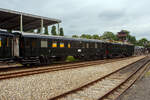 Der NS Mat ’24-Triebwagenzug (BD 9107, C 8553 und C 8104) „Blokkendozen“ (Kastendose) am 24 Juni 2025 im Het Spoorwegmuseum (bis 2005 NSM - Nederlands Spoorwegmuseum / Niederl�ndischen Eisenbahnmuseum) in Utrecht im ehemaligen Bahnhof Maliebaanstation. Ein Eisenbahnmuseum das zum Verweilen einl�dt. Der dreiteilige Zug vom Typ Mat’24 des Niederl�ndischen Eisenbahnmuseums besteht aus BD 9107, C 8553 und C 8104.

Hier der Mittelwagen C 8553:
Bei dem Wagen C 8553 handelt es sich somit nicht um einen Triebwagen, sondern um einen Mittelwagen. Dieser Wagen wurde 1931 von NV Werkspoor in Zuilen gebaut. 

Der Wagen ist in vier Abteile unterteilt. Jedes Abteil ist mit Sitzgelegenheiten ausgestattet, sodass insgesamt 88 Pl�tze f�r Fahrg�ste zur Verf�gung stehen. Im gesamten Wagen war das Rauchen gestattet. Die zwei Toiletten befinden sich in der Wagenmitte, und ein Mittelgang erstreckt sich �ber die gesamte L�nge des Wagens. Die Abteile sind durch Trennw�nde voneinander separiert und lassen sich mittels Schiebet�ren abschlie�en. An der Seitenwand befinden sich neun Fenster, zu deren �ffnung wurde ein Gewichtsausgleichsmechanismus mit Zugfeder verwendet. Im Innenraum sind die sichtbaren Wandfl�chen in Teakholz ausgef�hrt. Die Wagen Cec 8537 bis Cec 8555 wurden, im Gegensatz zu den �brigen Wagen, die �ber Holzd�cher verf�gten, mit Stahld�chern ausgeliefert.

Die Sitzb�nke bestehen aus Holz und sind in einer 3+2-Anordnung aufgestellt. Zur Beheizung des Wagens dient eine elektrische Heizung. Ab 1938 wurden die Holzb�nke durch bequeme Sitze mit graugr�nem Kunstlederbezug ersetzt.

Die �bergangsfaltenb�lge deutscher Bauart wurden durch ungarischer Bauart ersetzt, und die Schwanenhals-Drehgestelle waren gegen neu entwickelte Einheiten mit einem unter den Achslagern verlaufenden Rahmenjoch ausgetauscht worden. Im Innenraum waren die Trennw�nde hinter den Sitzen h�her und die Gep�cknetze gr��er ausgef�hrt, wobei die urspr�nglichen Netze durch Drahtgeflecht ersetzt wurden. Die Innenverkleidung bestand, selbst in der dritten Klasse, nun aus Teakholz mit Birkenholzpaneelen. Der Mittelwagen C 8553 (Cec) war ein solcher Wagen, der f�r den elektrischen Betrieb zwischen Amsterdam und Alkmaar konstruiert worden war. Er geh�rte zu einer Serie baugleicher Wagen mit den Nummern C 8538 bis C 8555. 

W�hrend des Zweiten Weltkriegs, in den Jahren 1944/45, wurde der C 8553 nach Deutschland �berf�hrt. Er kehrte 1945 in relativ gutem Zustand zur�ck. Nach einer Aufarbeitung wurde er 1946 wieder in Betrieb genommen. Aufgrund der Indienststellung modernerer Fahrzeuge wurden einige der wirtschaftlich �berholten „Blokkendoos“-Einheiten zu Reisezugwagen f�r den Einsatz hinter Elektrolokomotiven umgebaut. Der C 8553 (Cec) wurde in B 5712 (B) umgezeichnet, wobei der Innenraum unver�ndert blieb. Im Jahr 1956 wurde die bisherige erste Klasse abgeschafft, infolgedessen wurde die alte zweite Klasse zur ersten Klasse und die alte dritte Klasse zur zweiten Klasse nach „neuem Standard“. 

Die NV Koninklijke Hoogovens en Staalfabrieken (KNHS) erwarb den Wagen 1973 und setzte ihn – unter der Nummer 76104 – in ihrem dampfgef�hrten Ausflugszug ein. Im Jahr 1986 standen die Wagen des Ausflugszugs vor einer umfassenden Aufarbeitung, eine Aufgabe, der sich der Hoogovens-Dampfzugverein nicht gewachsen sah. Der aus f�nf „Blokkendoos“-Wagen bestehende Ausflugszug wurde daraufhin dem Eisenbahnmuseum gestiftet. Ein Wagen ging an die Museumsbahn „Stoomtrein Goes - Borsele“; zwei wurden verschrottet, um Ersatzteile f�r den betriebsf�higen „Mat '24“-Zug des Museums sowie f�r die Lokomotive C 9002 „Jaap“ zu liefern, der vierte Wagen wurde an der Baustelle des Willemsspoor-Tunnels in Rotterdam als Restaurant aufgestellt, und der f�nfte wurde in den Jahren 1993/1994 f�r das Eisenbahnmuseum zum elektrischen Zwischenwagen C 8553 (Cecr) umgebaut. Zudem wurde er mit einem Bewirtungsbereich und einer K�che ausgestattet. Dieser Wagen, der �ber eine Bar verf�gt, erfreut sich bei Fahrten mit dem betriebsf�higen dreiteiligen „Mat '24“-Zug gro�er Beliebtheit beim Publikum. Im November 2011 wurden der BD 9107 und der Barwagen C 8553 zur Aufarbeitung der Fahrwerke in das NedTrain-Werk in Haarlem �berf�hrt. Die eigentliche �berholung der Drehgestelle erfolgte bei der Firma Reussling in Hattingen (Deutschland), wo unter anderem s�mtliche Tragfedern ausgetauscht wurden. Im Dezember 2012 erhielt der gesamte Zug nach einer erfolgreichen Probefahrt im �ffentlichen Schienennetz die erneute Betriebszulassung. Der „Blokkendoos“-Zug ist derzeit aufgrund umfangreicher Instandhaltungsarbeiten au�er Betrieb.

TECHNISCHE DATEN:
Hersteller:	Werkspoor NV, Zuilen
Baujahr:1931
Typ:	Cecr / type 14 / serie C 8537 - 8555 (Cec)
Historischen Nummer:	ab 1931 - C 8553 / ab 1959 - B 5712 / ab 1973 – KNHS 76104 / seit 1994 - C 8553
Spurweite: 1.435 mm (Normalspur)
Achsfolge:	2' 2' (4 Achsen in zwei Drehgestellen)
Eigengewicht: 40t
L�nge �ber die Puffer:	19.800 mm
Drehzapfenabstand: 13.000 mm
Achsabstand im Drehgestell: 2.500 mm
H�chstgeschwindigkeit: 100 km/h
Kupplung: Schraubenkupplung (UIC-Kupplung)

Quellen: Somda RailWiki.nl, Het Spoorwegmuseum, nmld.nl, Anschriften und Wikipedia (Niederlande)
Stand/�berarbeitung: Juli 2026