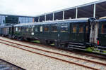 Der NS Mat ’24-Triebwagenzug (BD 9107, C 8553 und C 8104) „Blokkendozen“ (Kastendose) am 24 Juni 2025 im Het Spoorwegmuseum (bis 2005 NSM - Nederlands Spoorwegmuseum / Niederl�ndischen Eisenbahnmuseum) in Utrecht im ehemaligen Bahnhof Maliebaanstation. Ein Eisenbahnmuseum das zum Verweilen einl�dt. Der dreiteilige Zug vom Typ Mat’24 des Niederl�ndischen Eisenbahnmuseums besteht aus BD 9107, C 8553 und C 8104.

Hier der Mittelwagen C 8553:
Bei dem Wagen C 8553 handelt es sich somit nicht um einen Triebwagen, sondern um einen Mittelwagen. Dieser Wagen wurde 1931 von NV Werkspoor in Zuilen gebaut. 

Der Wagen ist in vier Abteile unterteilt. Jedes Abteil ist mit Sitzgelegenheiten ausgestattet, sodass insgesamt 88 Pl�tze f�r Fahrg�ste zur Verf�gung stehen. Im gesamten Wagen war das Rauchen gestattet. Die zwei Toiletten befinden sich in der Wagenmitte, und ein Mittelgang erstreckt sich �ber die gesamte L�nge des Wagens. Die Abteile sind durch Trennw�nde voneinander separiert und lassen sich mittels Schiebet�ren abschlie�en. An der Seitenwand befinden sich neun Fenster, zu deren �ffnung wurde ein Gewichtsausgleichsmechanismus mit Zugfeder verwendet. Im Innenraum sind die sichtbaren Wandfl�chen in Teakholz ausgef�hrt. Die Wagen Cec 8537 bis Cec 8555 wurden, im Gegensatz zu den �brigen Wagen, die �ber Holzd�cher verf�gten, mit Stahld�chern ausgeliefert.

Die Sitzb�nke bestehen aus Holz und sind in einer 3+2-Anordnung aufgestellt. Zur Beheizung des Wagens dient eine elektrische Heizung. Ab 1938 wurden die Holzb�nke durch bequeme Sitze mit graugr�nem Kunstlederbezug ersetzt.

Die �bergangsfaltenb�lge deutscher Bauart wurden durch ungarischer Bauart ersetzt, und die Schwanenhals-Drehgestelle waren gegen neu entwickelte Einheiten mit einem unter den Achslagern verlaufenden Rahmenjoch ausgetauscht worden. Im Innenraum waren die Trennw�nde hinter den Sitzen h�her und die Gep�cknetze gr��er ausgef�hrt, wobei die urspr�nglichen Netze durch Drahtgeflecht ersetzt wurden. Die Innenverkleidung bestand, selbst in der dritten Klasse, nun aus Teakholz mit Birkenholzpaneelen. Der Mittelwagen C 8553 (Cec) war ein solcher Wagen, der f�r den elektrischen Betrieb zwischen Amsterdam und Alkmaar konstruiert worden war. Er geh�rte zu einer Serie baugleicher Wagen mit den Nummern C 8538 bis C 8555. 

W�hrend des Zweiten Weltkriegs, in den Jahren 1944/45, wurde der C 8553 nach Deutschland �berf�hrt. Er kehrte 1945 in relativ gutem Zustand zur�ck. Nach einer Aufarbeitung wurde er 1946 wieder in Betrieb genommen. Aufgrund der Indienststellung modernerer Fahrzeuge wurden einige der wirtschaftlich �berholten „Blokkendoos“-Einheiten zu Reisezugwagen f�r den Einsatz hinter Elektrolokomotiven umgebaut. Der C 8553 (Cec) wurde in B 5712 (B) umgezeichnet, wobei der Innenraum unver�ndert blieb. Im Jahr 1956 wurde die bisherige erste Klasse abgeschafft, infolgedessen wurde die alte zweite Klasse zur ersten Klasse und die alte dritte Klasse zur zweiten Klasse nach „neuem Standard“. 

Die NV Koninklijke Hoogovens en Staalfabrieken (KNHS) erwarb den Wagen 1973 und setzte ihn – unter der Nummer 76104 – in ihrem dampfgef�hrten Ausflugszug ein. Im Jahr 1986 standen die Wagen des Ausflugszugs vor einer umfassenden Aufarbeitung, eine Aufgabe, der sich der Hoogovens-Dampfzugverein nicht gewachsen sah. Der aus f�nf „Blokkendoos“-Wagen bestehende Ausflugszug wurde daraufhin dem Eisenbahnmuseum gestiftet. Ein Wagen ging an die Museumsbahn „Stoomtrein Goes - Borsele“; zwei wurden verschrottet, um Ersatzteile f�r den betriebsf�higen „Mat '24“-Zug des Museums sowie f�r die Lokomotive C 9002 „Jaap“ zu liefern, der vierte Wagen wurde an der Baustelle des Willemsspoor-Tunnels in Rotterdam als Restaurant aufgestellt, und der f�nfte wurde in den Jahren 1993/1994 f�r das Eisenbahnmuseum zum elektrischen Zwischenwagen C 8553 (Cecr) umgebaut. Zudem wurde er mit einem Bewirtungsbereich und einer K�che ausgestattet. Dieser Wagen, der �ber eine Bar verf�gt, erfreut sich bei Fahrten mit dem betriebsf�higen dreiteiligen „Mat '24“-Zug gro�er Beliebtheit beim Publikum. Im November 2011 wurden der BD 9107 und der Barwagen C 8553 zur Aufarbeitung der Fahrwerke in das NedTrain-Werk in Haarlem �berf�hrt. Die eigentliche �berholung der Drehgestelle erfolgte bei der Firma Reussling in Hattingen (Deutschland), wo unter anderem s�mtliche Tragfedern ausgetauscht wurden. Im Dezember 2012 erhielt der gesamte Zug nach einer erfolgreichen Probefahrt im �ffentlichen Schienennetz die erneute Betriebszulassung. Der „Blokkendoos“-Zug ist derzeit aufgrund umfangreicher Instandhaltungsarbeiten au�er Betrieb.

TECHNISCHE DATEN:
Hersteller:	Werkspoor NV, Zuilen
Baujahr:1931
Typ:	Cecr / type 14 / serie C 8537 - 8555 (Cec)
Historischen Nummer:	ab 1931 - C 8553 / ab 1959 - B 5712 / ab 1973 – KNHS 76104 / seit 1994 - C 8553
Spurweite: 1.435 mm (Normalspur)
Achsfolge:2' 2' (4 Achsen in zwei Drehgestellen)
Eigengewicht: 40t
L�nge �ber die Puffer:	19.800 mm
Drehzapfenabstand: 13.000 mm
Achsabstand im Drehgestell: 2.500 mm
H�chstgeschwindigkeit: 100 km/h
Kupplung: Schraubenkupplung (UIC-Kupplung)

Quellen: Somda RailWiki.nl, Het Spoorwegmuseum, nmld.nl, Anschriften und Wikipedia (Niederlande)
Stand/�berarbeitung: Juli 2026