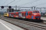 Am 31 Mai 2026 gab es in Amersfoort der Reunie der Plan V Triebz�ge und es gab gleich drei Variante -alle drei noch aktive Plan V: die rote von De Karel mit Nummer 466, die gelbe vons Niederl�ndisches Eisenbahnmuseum mit Nummer 867 und die blau-weisse 904 von Keolis. Die Triebz�ge wurden in verschiedene Ordnungen ausgestellt. Hier treft De Karel 466 nach Umlaufen in Amersfoort ein. 