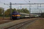 RFO 6703 zieht ein Sonderzug durch Lage Zwaluwe am Koningsdag 27 April 2026. Die Eisenbahnfangemeinde der NVBS legt jedes Jahr am Tag der König;in (Koningsdag cq Koninginnedag) -der Geburtstag des Königs/Königings der Niederlande en Sonderzug ein.