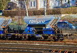 Der 2-achsiger offener Sch�ttgutwagen mit dosierbarer Schwerkraftentladung (Schotterwagen) 23 84 6437 808-8 NL-RP, der Gattung Fccpps der voestalpine Railpro B.V (NL) abgestellt am 15.12.2022 in