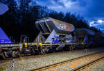 Zweiachsiger offener Schüttgutwagen mit dosierbarer Schwerkraftentladung (Schotterwagen) 23 84 6437 478-0 NL-RP, der Gattung Fccpps, der voestalpine Track Solutions Netherlands B.V. (ex voestalpine Railpro B.V.) abgestellt am frühen Abend des 26 Oktober 2025 bei der Baustelle im Bahnhof Herdorf.

Diese Wagen wurden ab 1961 von Talbot in Aachen für die NS als Fcs oder als Tds gebaut. Ab 1982 wurden die Wagen von den Firmen Jansen und WBA (NL) zu Fccpps umgebaut. Die Firma  Railpro  mietete diese Wagen ab 1995 an bzw. kaufte sie 2002 von der NS und ließ sie aufarbeiten, dabei erhielten sie einen blauen Neuanstrich und den Schriftzug „railpro“. Seit 2002 gehört Railpro zur der österreichischen Voestalpine Gruppe, aktuell firmiert sie als voestalpine Track Solutions Netherlands B.V.

Bei den Gleisbaufirmen sind diese Wagen äußerst beliebt, da sie sich der Schotter beim Einschottern sehr gut dosieren lässt. Außerdem ist der Auslauf (von der Gleismitte bis neben das Gleis) sehr gut verstellbar, daher lässt sich der Schotter auch sehr gut verteilen. 

Der Fccpps ist ein benutzerfreundlicher, Rutschenwagen, der für die Versorgung aller Arten von grobem Ballastmaterial geeignet ist. Er kann Schotter (Ballast) außerhalb und innerhalb der Schiene entladen, ohne die Schienen zu beschädigen. Mittels des Trichters kann sowohl innerhalb als auch außerhalb
der Gleise entladen werden. Die Trichter ermöglichen eine dosierbare Entladung. Bei minimalem Kraftaufwand, kann der Bediener dank eines Handhebels, der sich mühelos öffnen und schließen lässt, eine Menge von 28,2 Tonnen Schotter kontrolliert in der Schiene freisetzen. Die maximale Transportdichte über Puffer beträgt 2,93 Tonnen pro Meter. Auf der Arbeitsplattform, welche ca. 2 Meter von den Rutschen entfernt ist, können zwei Bediener gleichzeitig den Ballast auf beiden Seiten der Strecke entladen. Sämtliche Fccpps-Waggons von voestalpine Railpro sind mit einer Schalldämpfung (gummiert) in der Auslaufrinne ausgestattet, um die Umgebung aber vor allem, die Bediener und Gleisbauer vor Lärm zu schützen.

TECHNISCHE DATEN:
Hersteller: Waggonfabrik Talbot in Aachen 
Baujahr: ab 1961 / Umbau ab 1982
Spurweite: 1.435 mm (Normalspur)
Anzahl der Achsen: 2
Länge über Puffer: 9.640 mm
Achsabstand: 6.000 mm
Eigengewicht: 10.430 kg
Ladevolumen: 22 m³
Max. Ladegewicht: 28.200 kg (ab Streckenklasse C)
Höchstgeschwindigkeit: 100 km/h (beladen) 120 km/h (leer)
Bauart der Bremse: O-GP (LL)
Bremssohle: IB 116
Handbremse: keine
Intern. Verwendungsfähigkeit: RIV