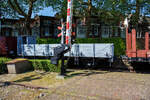 Der Schwellenwagen HSM 29045 GMW, ein dreiachsiger offener Güterwagen mit Bremserhaus der ehemaligen HSM - Hollandsche Spoorweg Maatschappij (Holländische Eisenbahn-Gesellschaft), teils auch