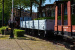 Der Schwellenwagen HSM 29045 GMW, ein dreiachsiger offener Güterwagen mit Bremserhaus der ehemaligen HSM - Hollandsche Spoorweg Maatschappij (Holländische Eisenbahn-Gesellschaft), teils auch als HIJSM - Hollandse IJzeren Spoorweg-Maatschappij geführt, am 29 April 2025 im Het Spoorwegmuseum (bis 2005 NSM - Nederlands Spoorwegmuseum / Niederländischen Eisenbahnmuseum) in Utrecht im Bahnhof Maliebaan.

Der Wagen vom Typ GMW der Serie 29041 – 29050 wurde 1911 durch die HIJSM Centrale Werkplaats in Haarlem (Zentralwerkstatt der HSM) gebaut. Bedingt durch den Ersten Weltkrieg wurde 1917 eine Zweckgemeinschaft der unabhängigen Eisenbahngesellschaften HSM und SS (Maatschappij tot Exploitatie van Staatsspoorwegen) gegründet. Die beiden Gesellschaften errichteten einen gemeinsamen Bahnbetrieb, blieben aber rechtlich unabhängig. Dies änderte sich 1938, als HIJSM und SS vollständig fusionierten und in der AG NS (Nederlandse Spoorwegen, früher Nederlandsche Spoorwegen geschrieben) aufgingen. Das Rollmaterial wurde bereits 1921 zusammengelegt, so wurden der Wagen zum NS 174545 nummeriert. Die Restaurierung des Wagens wurde zum Teil durch einen Beitrag der Freunde des Eisenbahnmuseums ermöglicht.

Sein Name hat nichts mit einer möglicherweise schwierigen Operation zu tun. HSM nutzt diesen offenen Güterwagen hauptsächlich zum Transport von Materialien für den Bau und die Instandhaltung der Eisenbahnstrecken. Sie transportieren unter anderem ... Schwellen. Dafür verfügen sie über einen breiteren Wagenkörper. Auch für den Transport von Schüttgut, wie beispielsweise Sand, eignet sich der Schwellenwagen sehr gut. Die offenen Wagen lassen sich durch Aufklappen der dreiteiligen Seitenwände bequem beladen und entleeren. Auffälliges Merkmal dieses Wagens ist das Bremserhaus. Jeder Wagen verfügt über einen eigenen Bremser, der den Wagen auf Zeichen des Lokführers, entsprechend bremst bzw. zum Stehen bringt. Nach Einführung der durchgehenden Westinghouse-Bremse sind die Bremserhäuser nicht mehr erforderlich. Jeder Wagen verfügt dann über eine Bremse, die mit der Lokomotive gekoppelt ist. Dadurch kann der Lokführer den Zug vollständig zum Stehen bringen.

TECHNISCHE DATEN:
Spurweite: 1.435 mm (Normalspur)
Anzahl der Achsen: 3
Länge über Puffer: 10.445 mm
Achsabstand: 5.000 mm (2 x 2.500 mm)
Länge der Ladefläche: 13.000 mm
Ladefläche: 24,157 m²
Leergewicht: 11.360 kg
Max. Zuladung: 20.000 kg
Höchstgeschwindigkeit: 80 km/h
