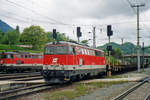 �BB 2043 010 schiebt ein G�terzug aus Schwarzach-St.Veit nach am 29 Mai 2004.