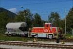 Beim Zementwerk Hatschek nahe dem Bahnhof von Gmund, rangiert die kleine diesel-elektrische Robot Lok 120 am 17.09.2018 morgens mit einem einzelnen G�terwagen im Au�enbereich des Betriebes.