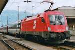 Scanbild: Am 18 Juni 2001 setzt �BB 1016 004 sich vor EC 163 'KAISERIN ELISABETH'f�r die Fahrt nach Wien West in BUchs SG.