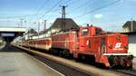 �BB 2067.023-8 zieht eine 1018.008 einschlie�lich Zug in einen stromf�hrenden Bereich in Attnang-Puchheim am 05.05.1988.