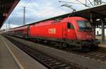 ÖBB 1216 006 steht mit die letzte Zug des Tages nach Wien Hbf in Wiener Neustadt Hbf am 15 September 2024. Wegen Tiersturm BORIS wurde dessen Tag beinahe das ganze Bahnnetz in Österreich lahmgelegt und war dieser Zug -mit 45 Minuten verspäteter Ankunft inm Wiener Neustadt- um 18;12 die letzter Zug nach Wien bevor der kompleten Zusammenbruch des Eisenbahnverkehrs in Österreich.