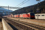 In Doppeltraktion fahren die beiden �BB Vectron MS 1293 046-9 und 1293 035-2 am 27.03.2022 mit einem langen „Winner“-KLV-Zug durch den Bahnhof Gossensa�/Colle Isarco zum Brenner/Brennero