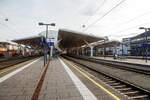 Der Salzburg Hauptbahnhof vom Bahnsteig 6/7 am 12.09.2022 in Richtung M�nchen gesehen.