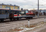 Der meterspurige vierachsige Flachwagen A-StH N 26 421 der Stern & Hafferl Verkehrsgesellschaft m.b.H., ex Brohltalbahn ???, ist am 14 Januar 2025 beim Bahnhof Vorchdorf-Eggenberg abgestellt.