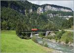 Kurz nach der Abfahrt in Schwazrenberg erreiht die (ex) ÖBB 2095.13 mit ihrem  Vormittags-Zug  die fotogene Sporeneggbrücke über die Bregenzerach. 

15. Sept. 2024 