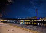 Salzburg by Night: Blick unterhalb der Station Salzburg M�lln-Altstadt die Eisenbahnbr�cke �ber die Salzach (der Bahnstrecke Salzburg - Rosenheim -�BB 300) am 13 Januar 2025, dar�ber f�hrt gerade eine �BB 1163 in westlicher Richtung. Bild mit Smartphone. 