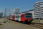 Triebzug Doppel 6020 296-7 und 6020 305-6 fahren als S-Bahn in den Bahnhof Wien Praterstern ein.