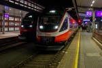 Der �BB 4024 033-4, ein vierteiliger elektrischer TALENT, hat am Abend des 25.03.2022 um 20:40 Uhr, als RegionalExpress REX 2 (Hochfilzen – Kitzb�hel – W�rgl - Innsbruck), den Zielbahnhof