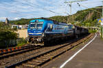 Die an die RTB Cargo vermietete Siemens Vectron MS - 6193 945-3 (91 80 6193 945-3 D-ELOC) der ELL - European Locomotive Leasing (Wien) f�hrt am 06 Juli 2026 mit einem langen gedeckten G�terzug (Schiebewandwagen der Gattung Habbiins) durch den Bahnhof Betzdorf (Sieg) in Richtung K�ln.

Die SIEMENS Vectron MS - 6.4 MW wurde 2022 von Siemens in M�nchen-Allach unter der Fabriknummer 22989 gebaut. Sie ist in der Variante A10-7i ausgef�hrt und hat so die Zulassungen f�r Deutschland, �sterreich, Polen, Tschechien, Slowakei, Ungarn, Niederlande und Rum�nien (D / A / PL / CZ / SK / H / NL und RO).

So besitzt die Variante MS A10 folgende Zugsicherungssysteme: ETCS BaseLine 3, sowie f�r Deutschland (PZB90 / LZB80 (CIR-ELKE I)), f�r �sterreich (ETCS Level 1 mit Euroloop, ETCS Level 2, PZB90 / LZB80), f�r Polen (SHP), f�r Tschechien und die Slowakei (LS (Mirel)), f�r Ungarn (ETCS Level 1, EVM (Mirel)) f�r die Niederlande (ETCS Level 1, ETCS Level 2, ATB-EGvV) und f�r Rum�nien (PZB90).