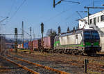 Die an die SETG - Salzburger Eisenbahn TransportLogistik vermietete Vectron MS 193 754 (91 80 6193 754-9 D-ELOC) fährt am 24.03.2021 mit einem KLV-Zug, auf der Siegstrecke durch Niederschelden in