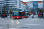 OBUS 423 (S 423 WA) der Salzburg AG, ein Gelenktrolleybus vom Typ HESS ighTram® 19 DC (BGT-N1D), am 15 Januar 2025 beim Hauptbahnhof Salzburg, als Linie 1 zum Europark.

Der Oberleitungsbus Salzburg, lokal meist Obus genannt, ist neben dem Oberleitungsbus Linz eines von zwei verbliebenen Oberleitungsbus-Systemen in Österreich. Mit zwölf Linien, 165 Haltestellen und circa 100 Wagen besitzt Salzburg nach Athen/Piräus, San Francisco, Seattle und Vancouver das fünftgrößte Oberleitungsbusnetz der westlichen Welt. Die Streckenlänge beträgt ca. 125 km und wird mit 600 V Gleichstrom betrieben. Es besteht seit 1940 und ersetzte damals die Straßenbahn Salzburg, Gelbe Elektrische genannt.

Der Obus befördert jährlich mehr als 40 Millionen Fahrgäste. Er wird heute von der 2000 gegründeten Salzburg AG betrieben und ist in den Salzburger Verkehrsverbund (SVV) integriert. Ergänzend zur S-Bahn Salzburg stellt der Obus das Rückgrat des öffentlichen Personennahverkehrs in der Stadt Salzburg dar. 

Der HESS lighTram® 19 DC:
Für die Salzburg AG wurden zwischen 2019 und 2025 von der HESS AG in Bellach (Schweiz) 50 Gelenkoberleitungsbusse vom Typ HESS lighTram 19 DC (BGT-N1D), mit der elektrischen Ausrüstung von ABB, gebaut. Der Obus 423 wurde 2022 geliefert.  

Das lighTram® ist dank seinem lokal emissionsfreien Elektroantrieb das ideale Verkehrsmittel für den hochbelasteten Stadtverkehr. Es ist leistungsstark, leise, dabei sparsam im Energieverbrauch und nutzt die zurückgewonnene Bremsenergie. Mit seinem großzügigen Fahr-, Sitz- und Einstiegskomfort kommt das lighTram® bei Verkehrsbetrieben wie bei Fahrgästen sehr gut an.
Dank innovativer, patentierter Antriebstechnologie mit intelligenter Steuerung besticht es durch angenehmes Fahrverhalten und tiefem Energieverbrauch. Die Niederflurfahrzuge besitzen einen Hilfsantrieb mittels Batterien. 

TECHNISCHE DATEN:
Leergewicht: 18,75 t
Kapazität total: 155 + 1 (Fahrer) davon 38 Sitzplätze
Wagenkasten: Aluminium System CO-BOLT®
Lenkung: Elektrohydraulisch
Antrieb: Elektrisch auf Achse 2 mittels flüssigkeitsgekühlten Permanent-Magnet Motor
Leistung: 250 kW
Höchstgeschwindigkeit: 65 km/h 
Energierückgewinnung: Ja
Energiespeicher: Ja, inkl. Stromspitzen-Glättung
Heizen / Kühlen: 100% elektrisch: Vollautomatisches Heizen und Klimatisieren
Länge, Breite, Höhe: ca. 18,7 m, 2,55 m, 3,5 m
Fahrerarbeitsplatz: VDV kompatibel
Dynamische Ladung Konduktive Energieübertragung Typ DC (Dynamic Charging) während der Fahrt, 600 V / 750 V ab Oberleitung
Depotladung: HESS Trolley Charging Station 400 V AC, 20 kVA
