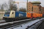 WLC 187 326 zieht ein Containerzug durch Hamburg-Harburg südwarts am 20 Februar 2026.