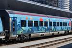 Farbenfroher railjet Personenwagen eingereiht im Zug des Klima Tickets, (A-�BB-73 81 84-90 144-0 Bmpvz), im Hauptbahnhof von Wien. 04.05.2026