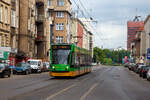Straßenbahn Posen / Miejskie Przedsiębiorstwo Komunikacyjne w Poznaniu Sp. z o.o. (MPK Poznań Sp. z o.o.): Der fünfteiliger SIEMENS Combino MPK Triebwagen 503 (Baujahr 2003) am 25. Juni 2017, als Linie 9 nach DĘBIEC PKM, kurz vor der Haltestelle Niedziałkowskiego (Przemysłowa ) in Poznań/Polen.

Der Combino ist eine Niederflur-Straßenbahnwagenbaureihe der DUEWAG AG, der Prototyp wurde 1996 gebaut, seit der Übernahme der Duewag durch Siemens wird die Reihe von den entsprechenden Siemens-Bereichen gebaut. 