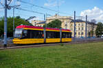 Straßenbahn Warschau (Tramwaje Warszawskie): Der Triebwagen 3804, ein dreiteiliger Gelenkwagen vom Typ vom Typ Pesa Jazz 134N erreicht am 26 Juni als Linie 18 die Ratusz Arsenał.  Im Hintergrund Mostowski-Palast (Polnisch: Pałac Mostowskich).

Der Pesa Jazz ist ein Straßenbahn-Gelenkwagen des polnischen Herstellers Pesa (Pojazdy Szynowe Pesa Bydgoszcz SA / deutsch Schienenfahrzeuge Bromberg AG). Erster Besteller ist die Straßenbahn Warschau, die 30 dreiteilige Fahrzeuge des Typs 134N erhalten hat. 

Der Pesa Jazz des Typs 134N besteht aus drei Teilen, wobei A-Teil und C-Teil über angetriebene Laufwerke verfügen, bei denen jedes Rad einzeln angetrieben wird. Durch den Verzicht auf Radsatzwellen kann die niedrige Fußbodenhöhe durchgängig beibehalten werden. Der Mittelteil ist zwischen den Endwagen als Sänfte aufgehängt. Auf der rechten Fahrzeugseite befinden sich vier Türen, zwei einflügelige Schiebetüren an den Fahrzeugenden und zwei doppelflügelige Schiebetüren im Mittelteil. Im Innenraum ist eine Videoüberwachungsanlage und ein Fahrgastinformationssystem mit LCD-Monitoren installiert.

Der Jazz verfügt über eine Nutzbremse, bei der die Bremsenergie in Superkondensatoren gespeichert wird.  

TECHNISCHE DATEN: 
Nummerierung:  3801 – 3830
Anzahl:  30
Baujahre:  2015/2016
Achsformel:  Bo’0’Bo’
Spurweite:  1.435 mm (Normalspur), bis 1950 hatte Warschau eine Spurweite von 1.525 mm
Länge:  19.300 mm
Betriebsart:  Einrichtungsfahrzeug 
Stromsystem: 600 V DC
Sitzplätze:  27
Stehplätze:  105
Fußbodenhöhe:  350 mm
Niederfluranteil:  100 %
