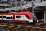 Der vierteilige Pesa ELF – EN76 – 026 (94 51 2 140 215-6 bis 94 51 2 140 218-0 PL-PLKW) „Woje�dztwo Wielkopolki“ (Woiwodschaft Gro�polen, die Hauptstadt der Woiwodschaft ist Posen) der Koleje Wielkopolskie Sp. z o.o. (PLKW, Eisenbahn der Woiwodschaft) verl�sst am 24 Juni 2017 den Hauptbahnhof Posen (Poznań Gł�wny). 

Die Pesa Elf (Eelectric low floor) sind 3000 V DC elektrische Niederflur-Triebz�ge, welche von der Pojazdy Szynowe Pesa Bydgoszcz SA (deutsch: Schienenfahrzeuge Bromberg AG) entwickelt und gebaut wurden. Hier die EN76 (Pesa Typ 22WEa) sind vierteilige elektrische Triebz�ge der Plattform ELF des Herstellers.
