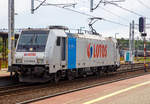 
Die an die Lotos Kolej vermietete E 483 257 (91 51 5 170 015-9 PL-Rpool) der Railpool fährt am 27.06.2017 solo durch den Bahnhof Rzepin / Polen (deutsch Reppen).

Die TRAXX F140 DC wurde 2011 von Bombardier unter der Fabriknummer 34834 gebaut.

Die TRAXX F140 DC ist ein Mitglied der Bombardier TRAXX-Plattform. Als Streckenlokomotive für Polen ist sie für Bahnnetze mit einer Versorgungsspannung von 3 kV DC ausgelegt. Sie wird für Güter- wie auch Personenzüge eingesetzt.

Aus der Viersystemlokomotive wurde unter der Bezeichnung Traxx F140 DC auch eine reine Gleichstromlokomotive entwickelt. Die Stromrichteranlage ist identisch mit derjenigen der Traxx F140 MS, der Transformator wurde durch einen Drosseltank ersetzt. Das Gewicht der entfallenen Wechselstromausrüstung wird durch acht Tonnen Ballast ersetzt. Die TRAXX F140 DC hat ein geringes Gewicht von 80 Tonnen und zeichnet sich aufgrund modernster Adhäsionsregelung durch eine besonders hohe verfügbare Zugkraft aus. In vielen Fällen ersetzt diese 4-achsige Lokomotive bestehende 6-achsige Maschinen und ermöglicht so deutlich geringere Betriebskosten.

TECHNISCHE DATEN:
Spurweite: 1.435 mm
Achsfolge: Bo’Bo’
Länge über Puffer: 18.900 mm
Drehzapfenabstand: 10.4400 mm
Achsabstand im Drehgestell: 2.600 mm
Breite: 2.977 mm
Höhe über Stromabnehmer: 4.234 mm
Triebraddurchmesser: 1.250 mm (neu) / 1.170 mm (abgenutzt)
Dienstgewicht: 80 t
Achslast: 20 t
Anzahl der Fahrmotoren: 4
Max. Leistung: 5.400 kW
Anfahrzugkraft: 300 kN
Elektrische Bremskraft: 150 kN
Leistung der elektrischen Bremse: 2.600 kW
Höchstgeschwindigkeit: 140 km/h
Antrieb: Tatzlagerantrieb
Stromsystem: 3 kV DC (=)
