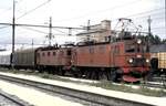 SJ Da Nr. 753 und 809 mit Güterzug in Hallsberg am 10.08.1985.